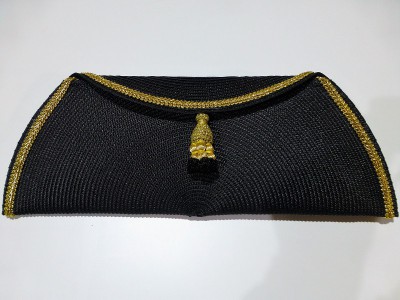 CARTERA DE MANO NEGRA Y MACHO ORO