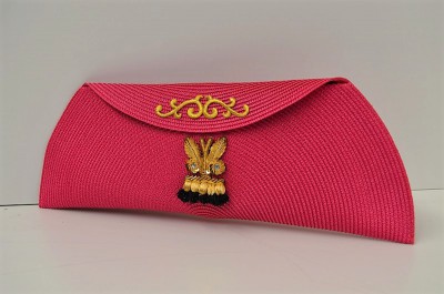 CARTERA DE MANO FUCSIA CON ALAMAR MARIPOSA