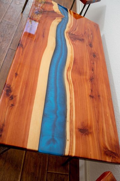 MESA DE SABINA CON RESINA AZUL